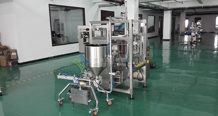 全自動辣椒醬灌裝機車間圖